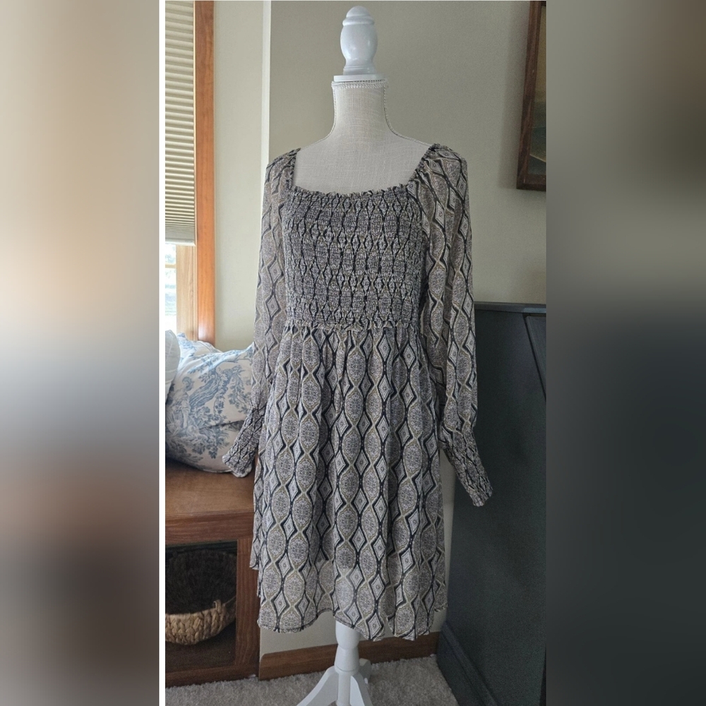 Mello.  Women’s Size Large Flowy Smocked Long Sleeves Lined Bohemian Dress